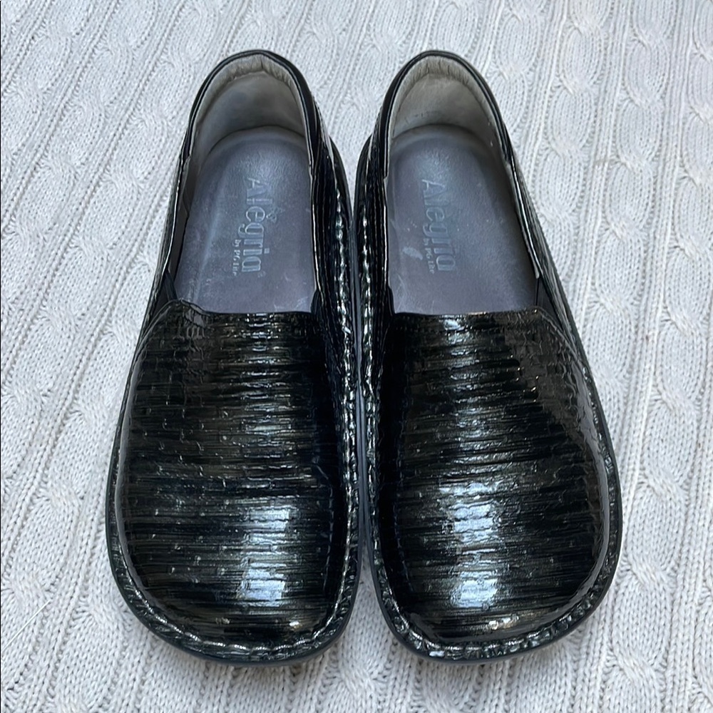 Women’s Alegria Deb7511 sz 37 shiny silvery black embossed brick pattern leather